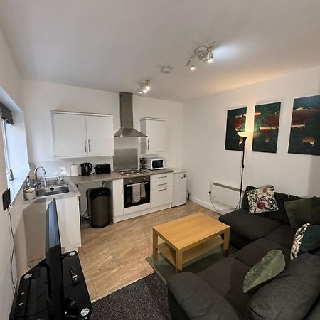Enjoy A Spacious Lounge With A Cozy Sofa Bed And A Private Ensuite Bedroom Wednesbury Eksteriør bilde