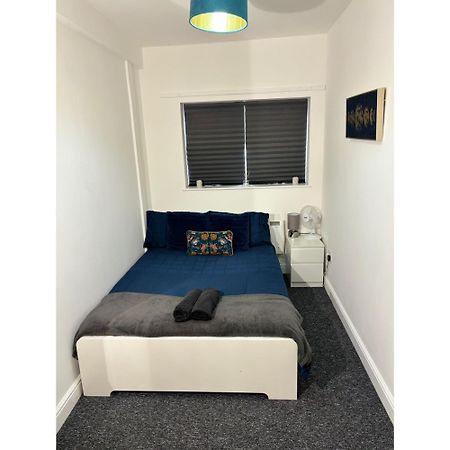 Enjoy A Spacious Lounge With A Cozy Sofa Bed And A Private Ensuite Bedroom Wednesbury Eksteriør bilde