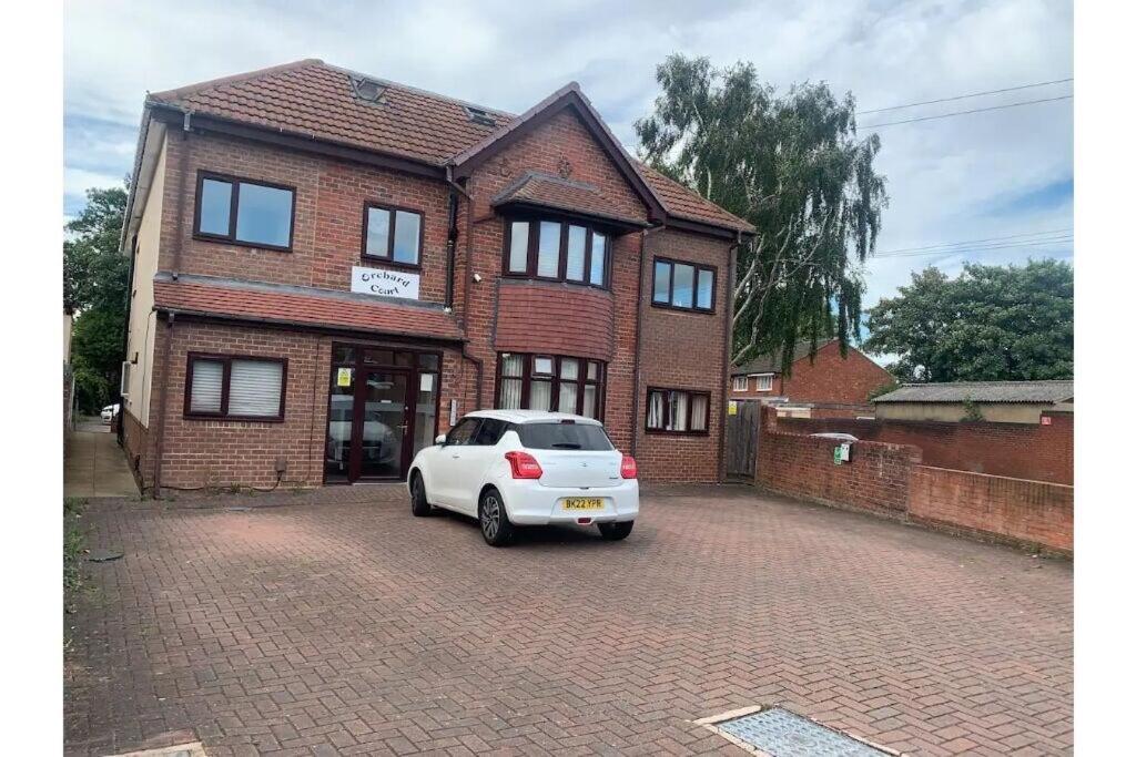 Enjoy A Spacious Lounge With A Cozy Sofa Bed And A Private Ensuite Bedroom Wednesbury Eksteriør bilde
