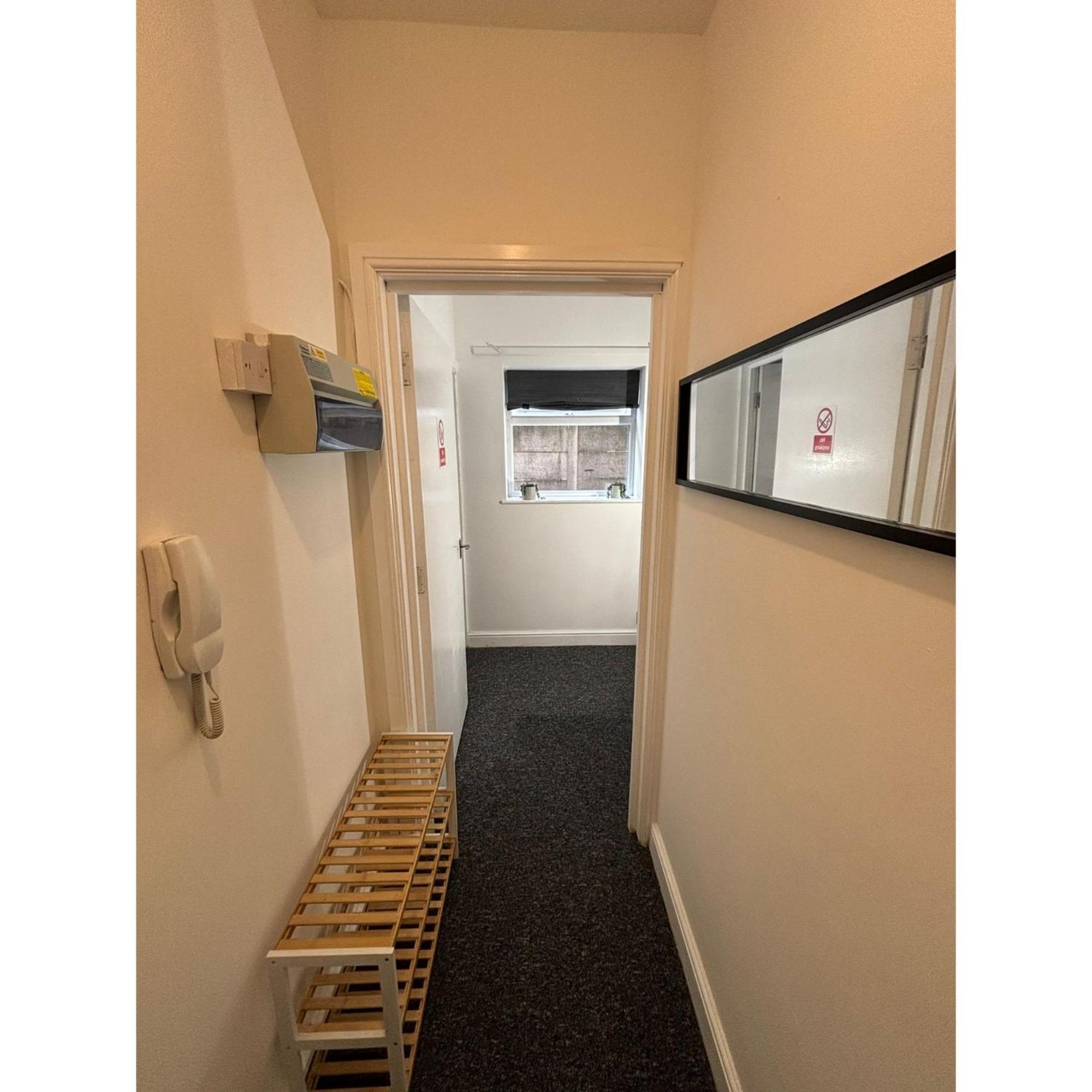 Enjoy A Spacious Lounge With A Cozy Sofa Bed And A Private Ensuite Bedroom Wednesbury Eksteriør bilde