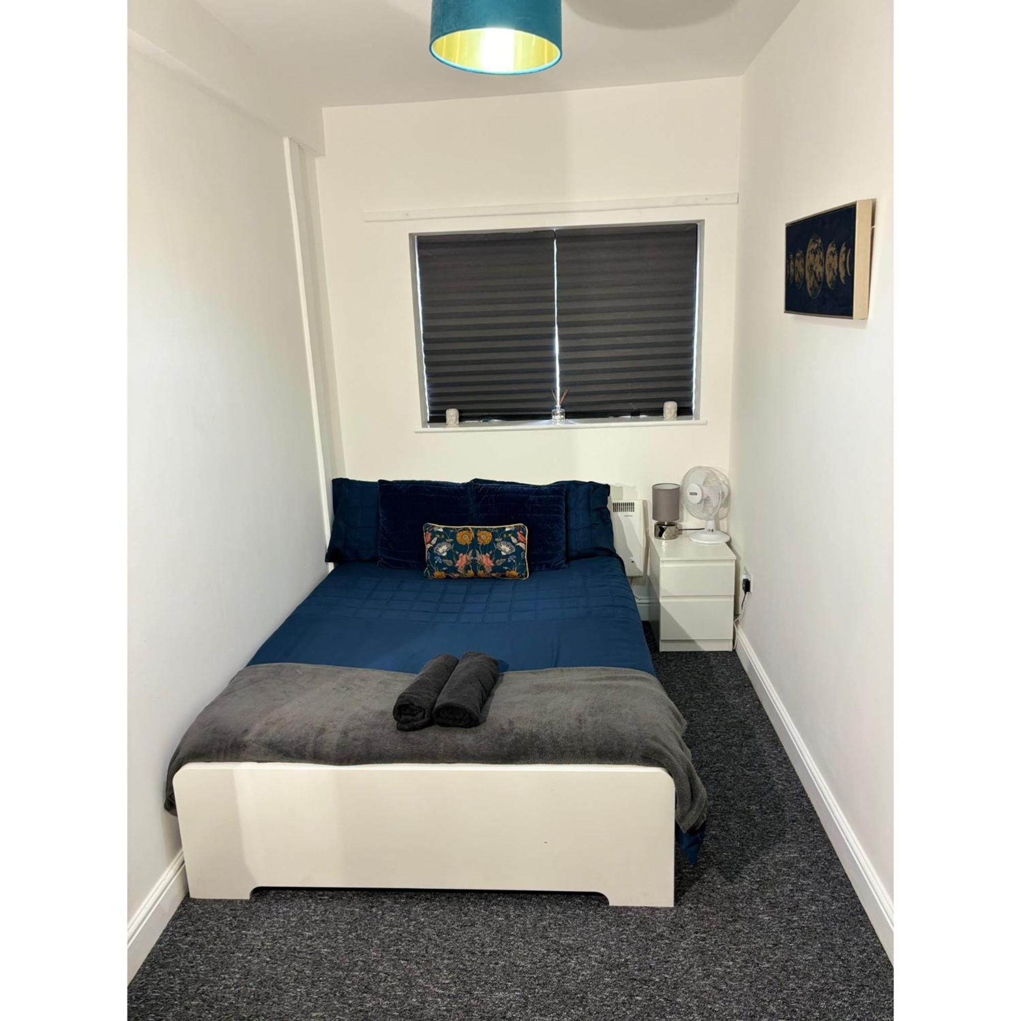 Enjoy A Spacious Lounge With A Cozy Sofa Bed And A Private Ensuite Bedroom Wednesbury Eksteriør bilde
