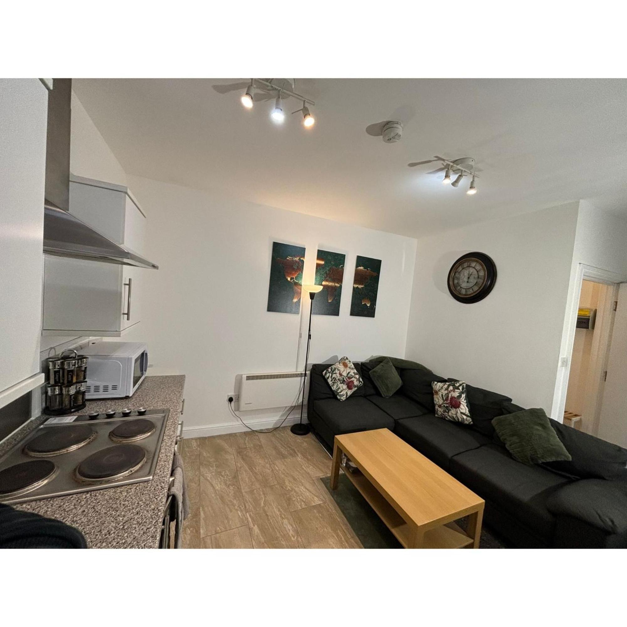 Enjoy A Spacious Lounge With A Cozy Sofa Bed And A Private Ensuite Bedroom Wednesbury Eksteriør bilde