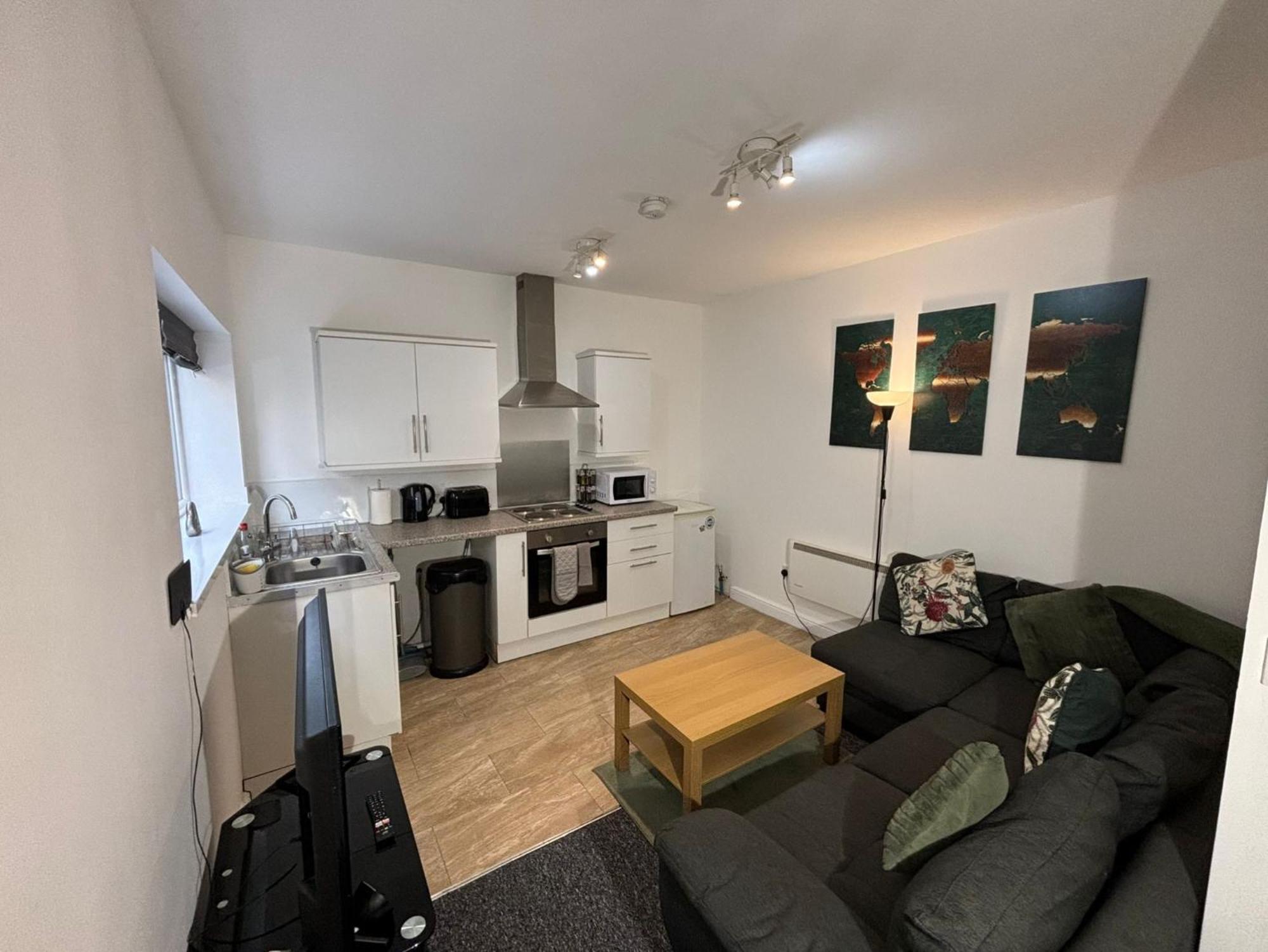 Enjoy A Spacious Lounge With A Cozy Sofa Bed And A Private Ensuite Bedroom Wednesbury Eksteriør bilde