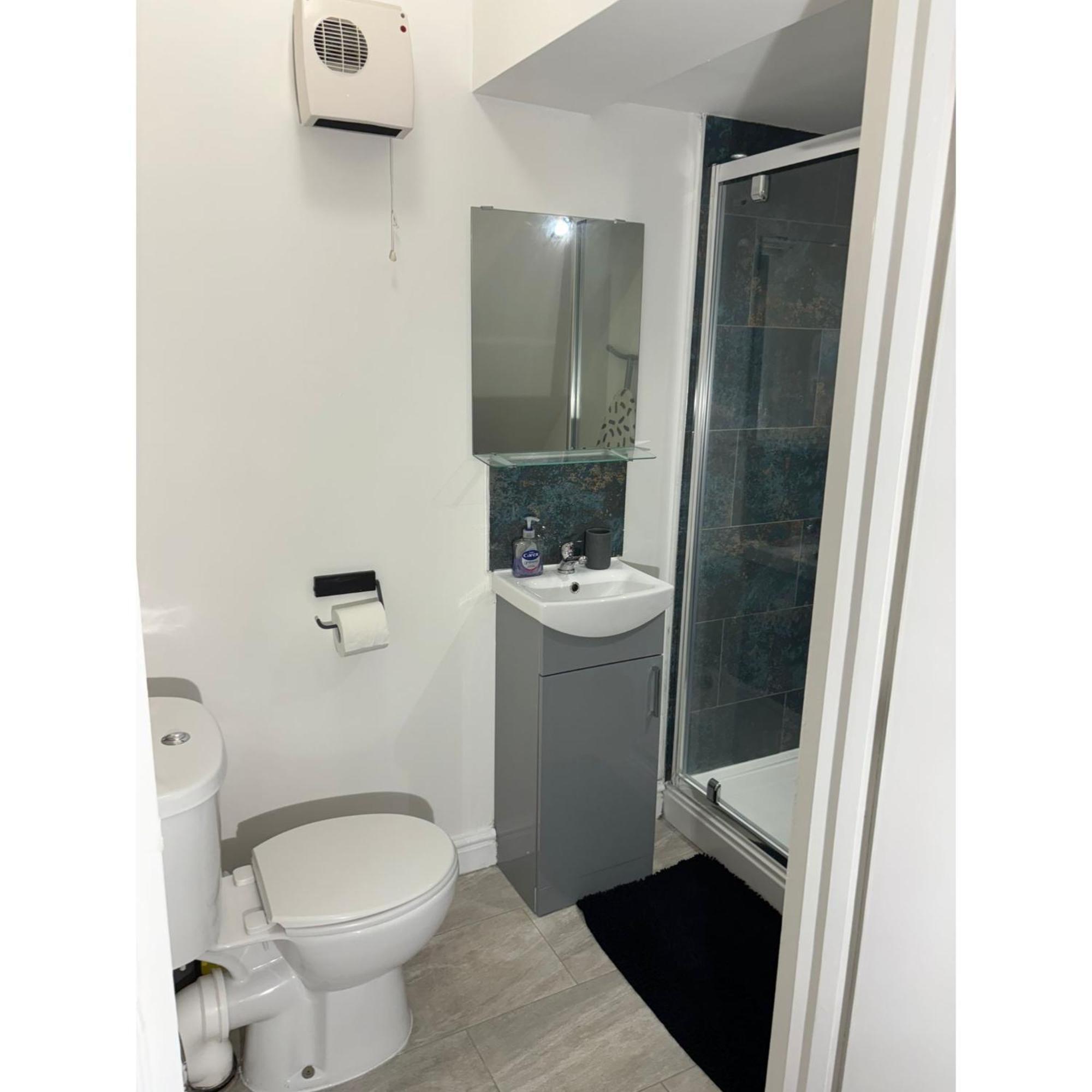 Enjoy A Spacious Lounge With A Cozy Sofa Bed And A Private Ensuite Bedroom Wednesbury Eksteriør bilde