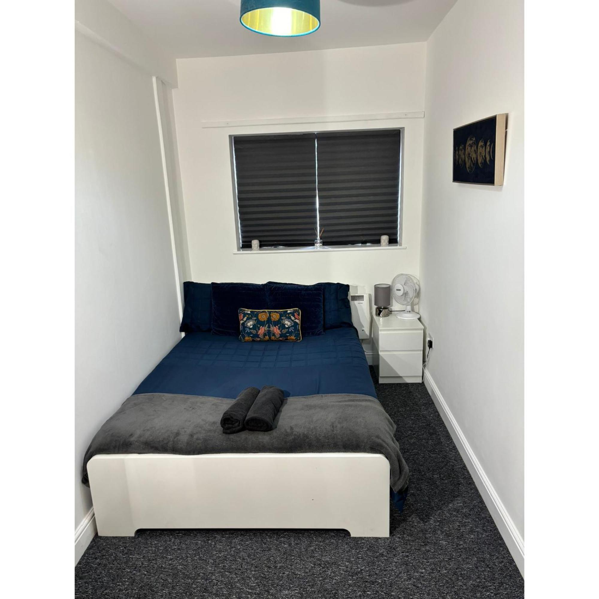 Enjoy A Spacious Lounge With A Cozy Sofa Bed And A Private Ensuite Bedroom Wednesbury Eksteriør bilde