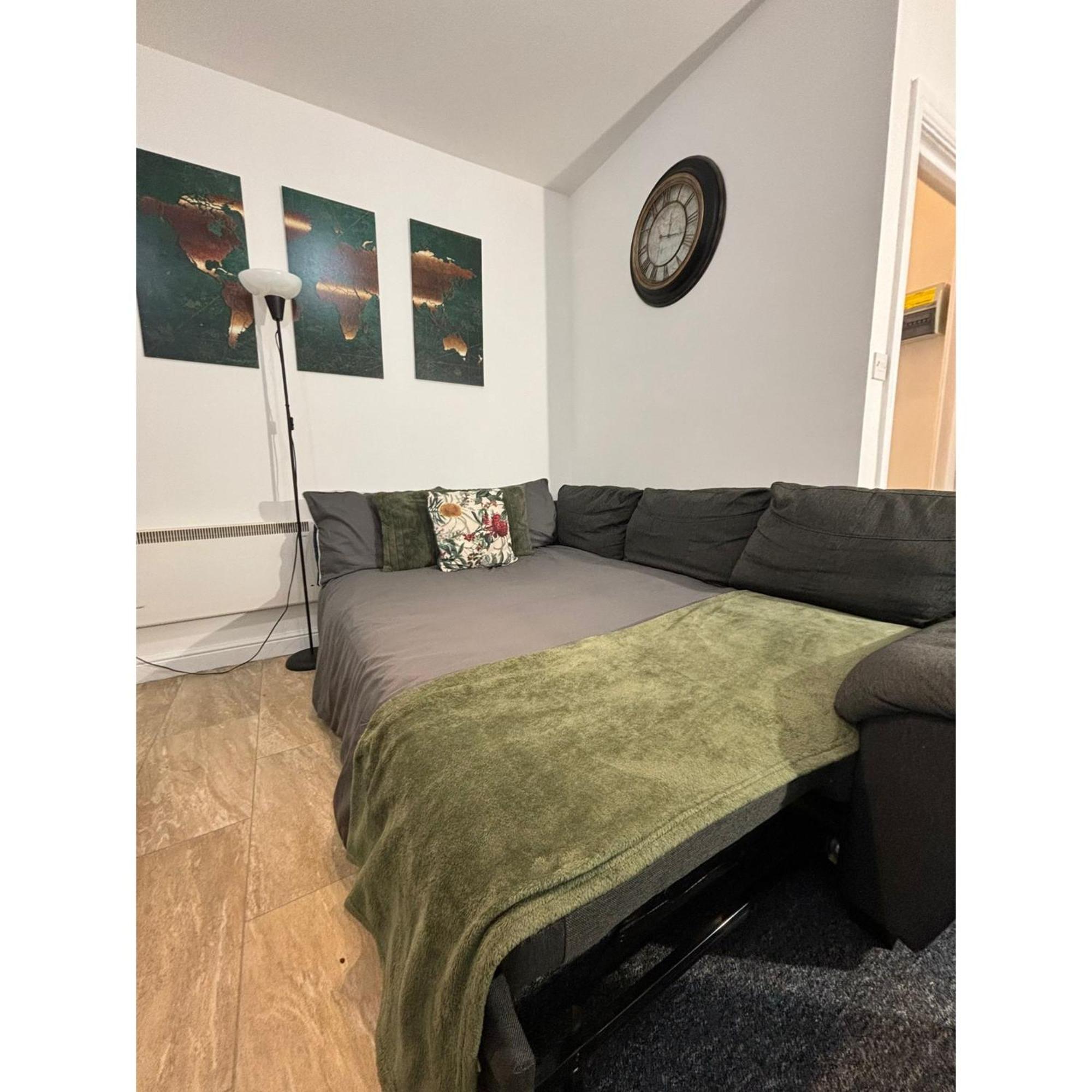 Enjoy A Spacious Lounge With A Cozy Sofa Bed And A Private Ensuite Bedroom Wednesbury Eksteriør bilde