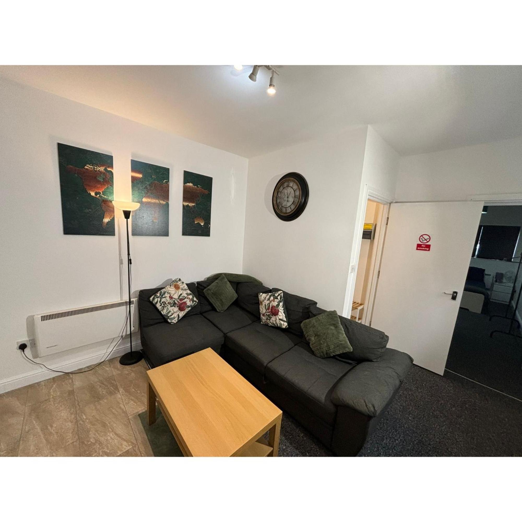 Enjoy A Spacious Lounge With A Cozy Sofa Bed And A Private Ensuite Bedroom Wednesbury Eksteriør bilde