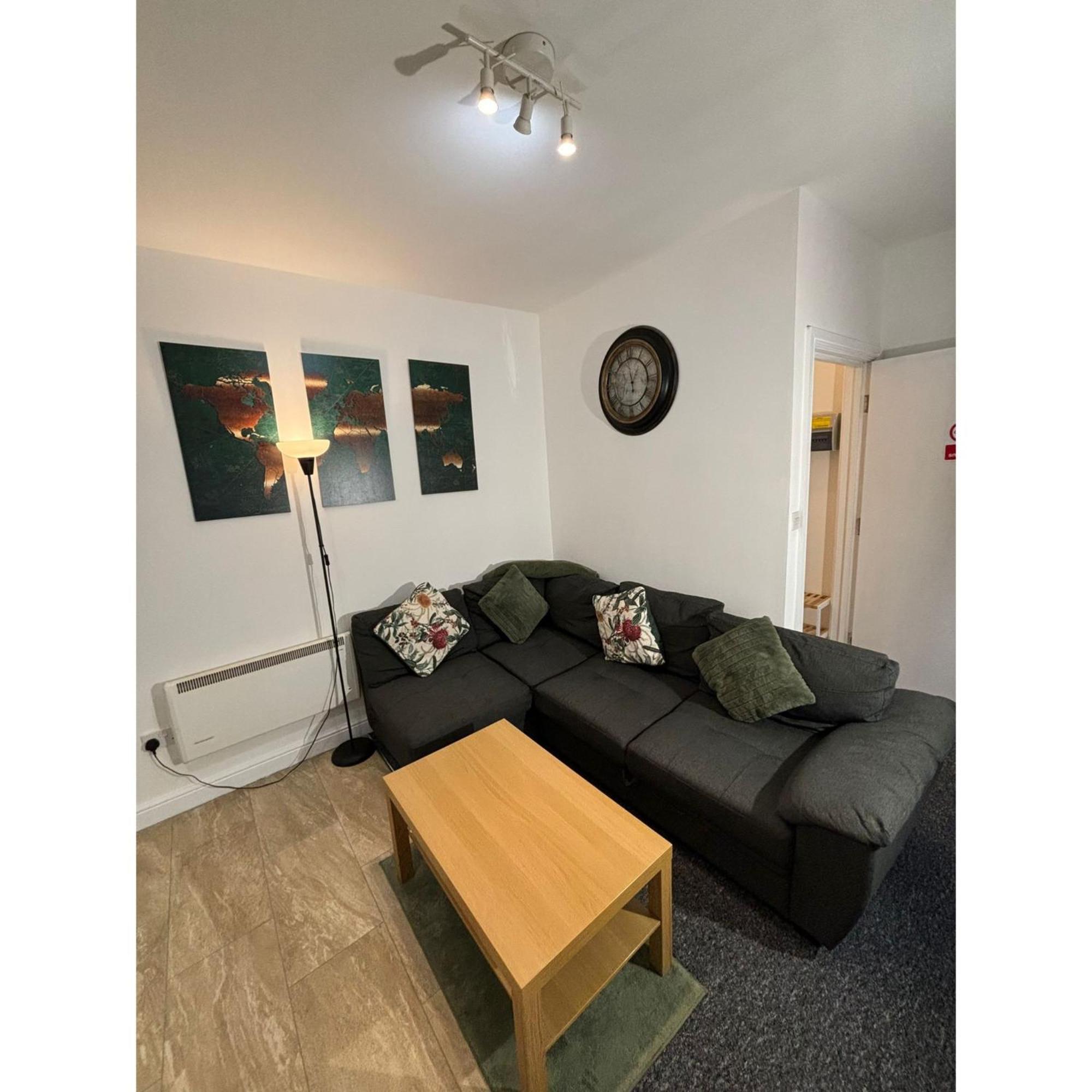 Enjoy A Spacious Lounge With A Cozy Sofa Bed And A Private Ensuite Bedroom Wednesbury Eksteriør bilde