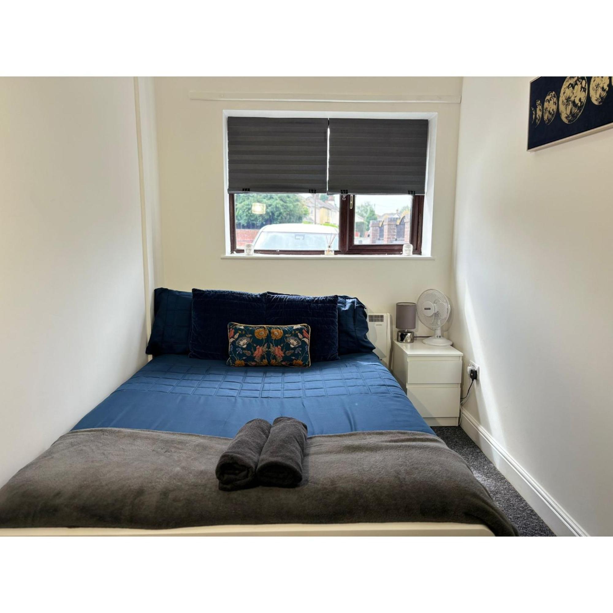 Enjoy A Spacious Lounge With A Cozy Sofa Bed And A Private Ensuite Bedroom Wednesbury Eksteriør bilde