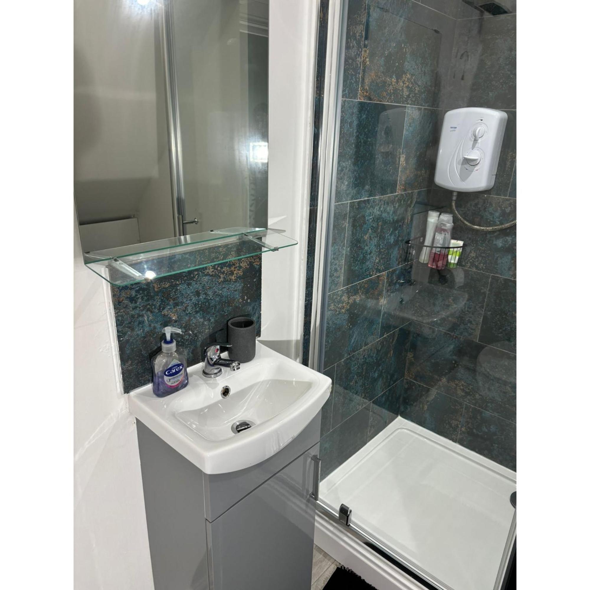 Enjoy A Spacious Lounge With A Cozy Sofa Bed And A Private Ensuite Bedroom Wednesbury Eksteriør bilde